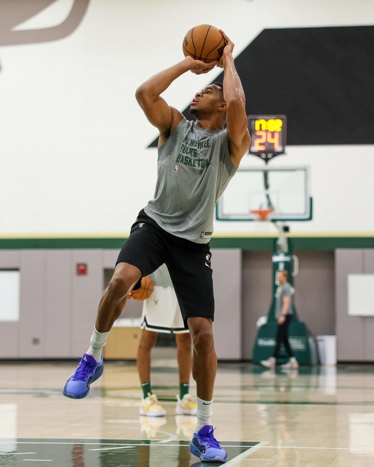 包含巴黎圣日耳曼观众热烈欢呼！，字母哥迎来七赛季出色发挥赛场气氛高涨的词条