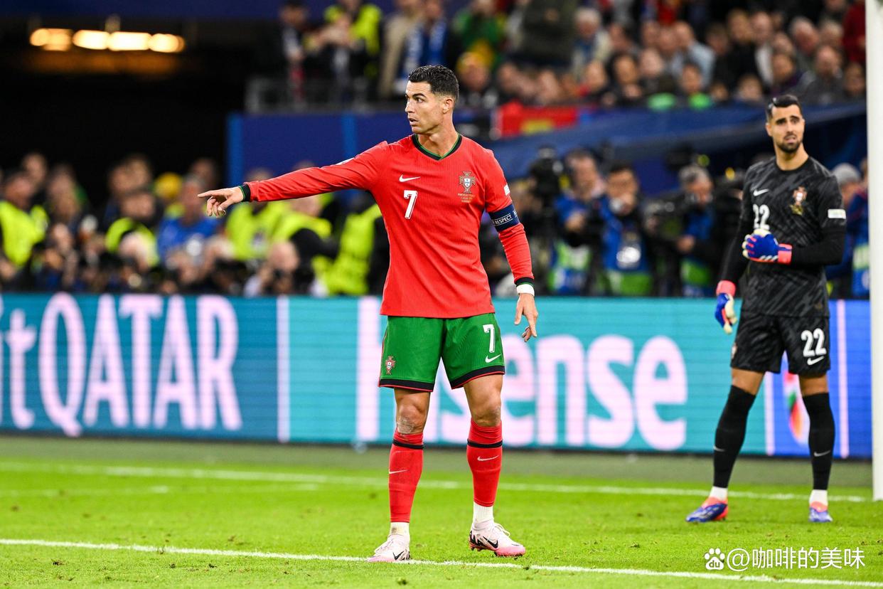 包含C罗迎来五赛季高光表现,瑞士队球迷沸腾!的词条 包含C罗迎来五赛季高光表现,瑞士队球迷沸腾!的词条